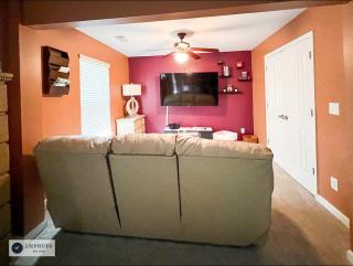 4 - Bed home with Cali King Bed, 12 mins to DTWN - 1