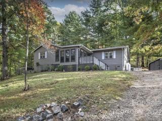 Fire Pit, Game Room, Movie Projector - The Asheville Folk Mountain Home - Candler - 0
