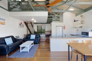 MAIN STAY - 100m to patrolled beach, pool, wifi, close to cafes - 6