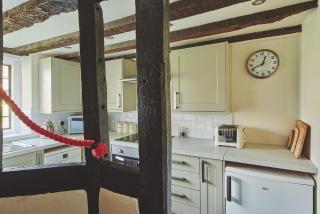 Lakeside Cottage - 4