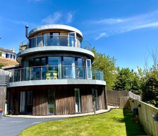 One of the best properties in Lyme! Breathtaking views across the whole bay. 3 stories with 2 tier veranda around the property. Sleeps 6 - Lyme Regis - 9
