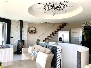 One of the best properties in Lyme! Breathtaking views across the whole bay. 3 stories with 2 tier veranda around the property. Sleeps 6 - Lyme Regis - 8