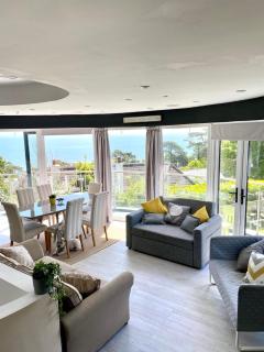 One of the best properties in Lyme! Breathtaking views across the whole bay. 3 stories with 2 tier veranda around the property. Sleeps 6 - Lyme Regis - 4