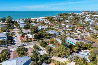 Turtle Tyme: Dog Friendly, Pool, Putting Green, 2 Blocks to Beach by Anna Maria Life - 8