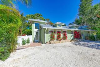 Turtle Tyme: Dog Friendly, Pool, Putting Green, 2 Blocks to Beach by Anna Maria Life - 7