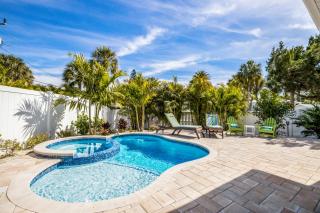 Royal Palm: Pool, 2 Blocks to Beach, Close to Dining & Shopping by Anna Maria Life Vacation Rentals - 2