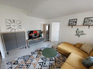 Lovely Apartment Near City Center (w/ Parking) - Cluj-Napoca - 8