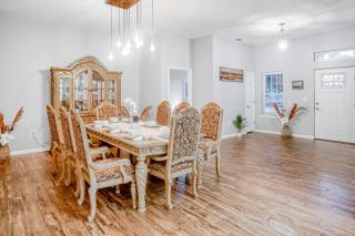 Updated, dog-friendly gem w/fenced yard, foosball & pool tables, WiFi, fireplace - 5