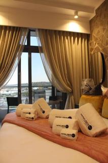 Menlyn Maine High Rise 1-Bedroom Luxury Apartment - Pretoria - 5