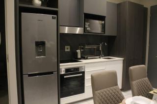 Menlyn Maine High Rise 1-Bedroom Luxury Apartment - Pretoria - 3