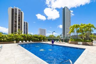 Newly Renovated 2 Bedroom Condo, 1 Block to Waikiki Beach, Free Parking - 7