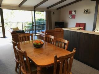 Acacia View at No 3 - Acacia Bay Holiday Home - 4