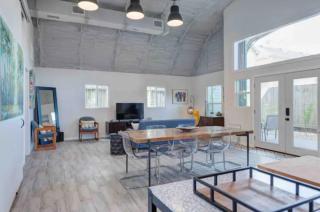 Industrial chic barndominium w/ high ceilings - 7