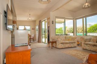 Surf Beach Views - Whangamata Holiday Home - Whangamata - 6