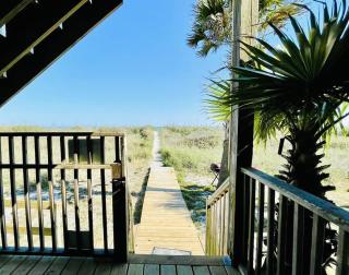 OCEANFRONT HOUSE ON THE SAND 2 Kings 4br 4ba 1st Floor of Triplex SLEEP 12 PGP1 - Myrtle Beach - 0