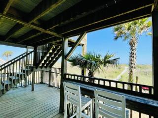 OCEANFRONT HOUSE ON THE SAND 2 Kings 4br 4ba 1st Floor of Triplex SLEEP 12 PGP1 - Myrtle Beach - 7