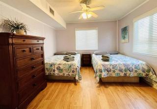 OCEANFRONT HOUSE ON THE SAND 2 Kings 4br 4ba 1st Floor of Triplex SLEEP 12 PGP1 - Myrtle Beach - 4
