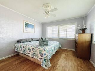 OCEANFRONT HOUSE ON THE SAND 2 Kings 4br 4ba 1st Floor of Triplex SLEEP 12 PGP1 - Myrtle Beach - 3
