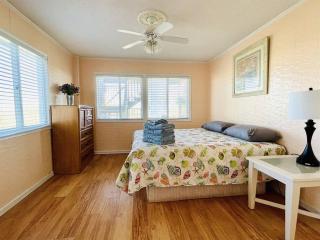 OCEANFRONT HOUSE ON THE SAND 2 Kings 4br 4ba 1st Floor of Triplex SLEEP 12 PGP1 - Myrtle Beach - 2