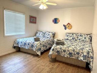 OCEANFRONT HOUSE ON THE SAND 2 Kings 4br 4ba 3rd Floor of Triplex SLEEP 12 PGP3 - Myrtle Beach - 7