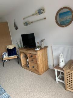 Lovely home from home apartment 8 mins walk to beach with free parking and sun deck 2 bed sleeps 4 - 8