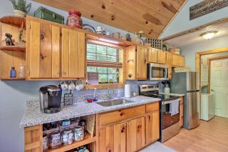 Bumblebee Cottage Murphy Retreat with Hot Tub - 3