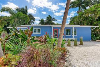 Sea La Vie: 1.5 Blocks to Beach, Pool, Tropical Backyard & Pool by Anna Maria Life Vacation Rentals - 8