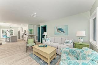 Sea La Vie: 1.5 Blocks to Beach, Pool, Tropical Backyard & Pool by Anna Maria Life Vacation Rentals - 6
