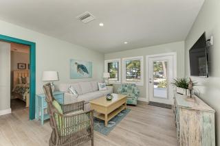 Sea La Vie: 1.5 Blocks to Beach, Pool, Tropical Backyard & Pool by Anna Maria Life Vacation Rentals - 5