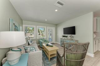 Sea La Vie: 1.5 Blocks to Beach, Pool, Tropical Backyard & Pool by Anna Maria Life Vacation Rentals - 4