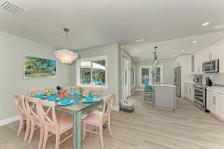 Sea La Vie: 1.5 Blocks to Beach, Pool, Tropical Backyard & Pool by Anna Maria Life Vacation Rentals - 3