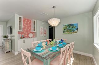 Sea La Vie: 1.5 Blocks to Beach, Pool, Tropical Backyard & Pool by Anna Maria Life Vacation Rentals - 2