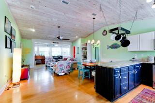 Captain's Quarters Spinnakers - 202 - 56th 1 - 7