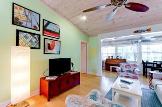 Captain's Quarters Spinnakers - 202 - 56th 1 - 6