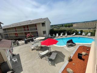 Sunnyside Inn and Suites - 1