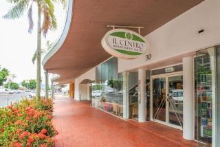 Inner City One Bedroom Apartment with Pool View 22 - 3