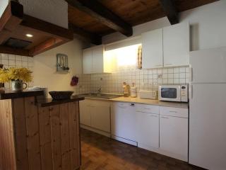 Maison de charme en pierres avec jardin, cheminées et jeux pour enfants, proche forêt du Meygal - FR-1-582-245 - 6