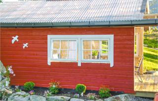 4 Bedroom Cozy Home In Hundeidvik - 4