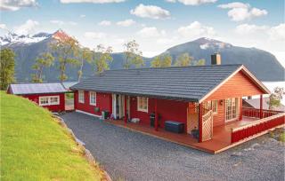 4 Bedroom Cozy Home In Hundeidvik - 3