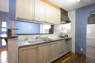 美ら海水族館車で5分/BBQ可能/夕日の見える屋上テラス/4BR一戸建/駐車場3台/最大18名宿泊 - Urasaki - 1