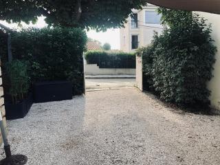 Votre séjour à Sanary dans bas de villa avec terrasse végétalisée et abritée exposition Est Sud Ouest à 400m du Centre ville en zone piétonne où tout peut se faire à pied - Sanary-sur-Mer - 8