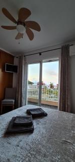 SunRise Den, a pie de playa, vista al mar y piscina - 1