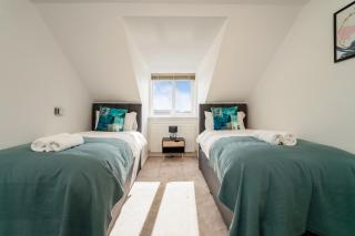 Modern 3-Bed Family Home Near Glasgow Airport - 1