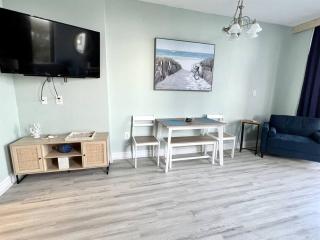 *FRESH NEW OCEANFRONT*Pool*KING Bed*OMG VIEW*Approved Dogs*F22-4 - Myrtle Beach - 7