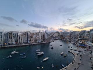 Exquisite 2-Bedroom Seafront Apartment in Spinola Bay - St. Julianʼs - 4