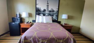 Super 8 by Wyndham Champaign - Champaign - 1