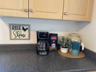 Cozy Renovated Oasis W Private Terrace & Parking - 7