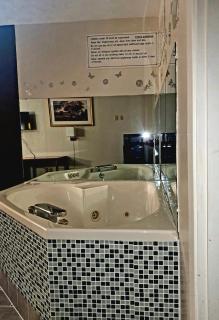 Country Club Inn & Suites - Fostoria - 1