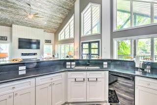 Outdoor Entertainment Space Home in McQueeney - McQueeney - 3
