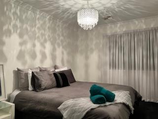 Gungahlin Luxe 5 Bedroom 2 Storey Home with Views Canberra - Hall - 3